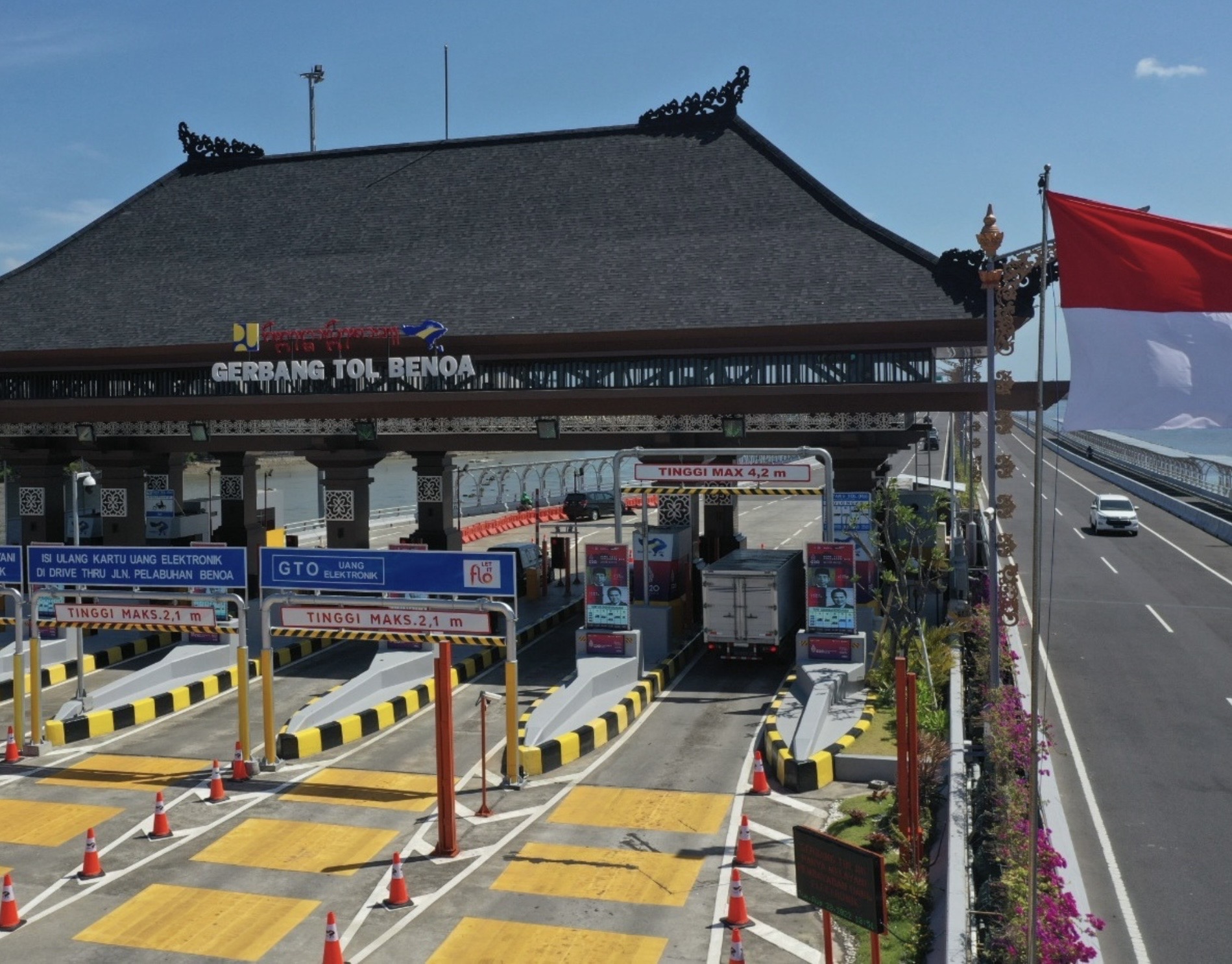 Tampak Gerbang Tol Benoa yang nantinya digunakan untuk ujicoba implementasi sistem transaksi tol tanpa sentuh (nirsentuh). (Foto : Vita Kartono/ Warta Lentera) 