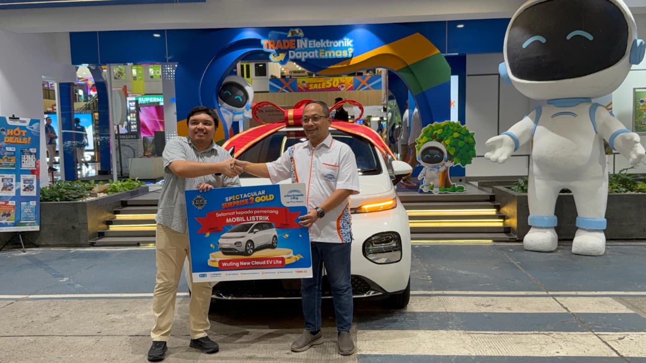 Penyerahan hadiah kepada customer terpilih yang setia bersama Electronic City. ( Foto : Vita Kartono/ Warta Lentera)
