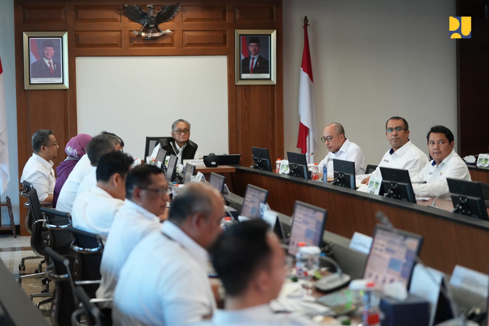 Menteri Pekerjaan Umum (PU) Dody Hanggodo saat rapat bersama tujuh BUMN Karya selaku kontraktor pelaksana. (dok Kementerian PU)