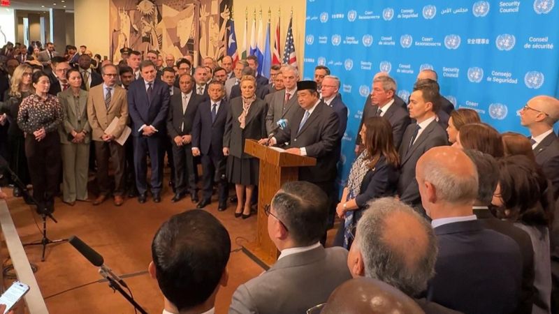 Perwakilan Tetap RI untuk PBB, Dubes Umar Hadi, saat membacakan pernyataan pengecaman kekerasan terhadap pasukan perdamaian UNIFIL di Markas PBB di New York, Kamis (9/4/2026). (Foto: Inge Mangkoe/Warta Lentera)