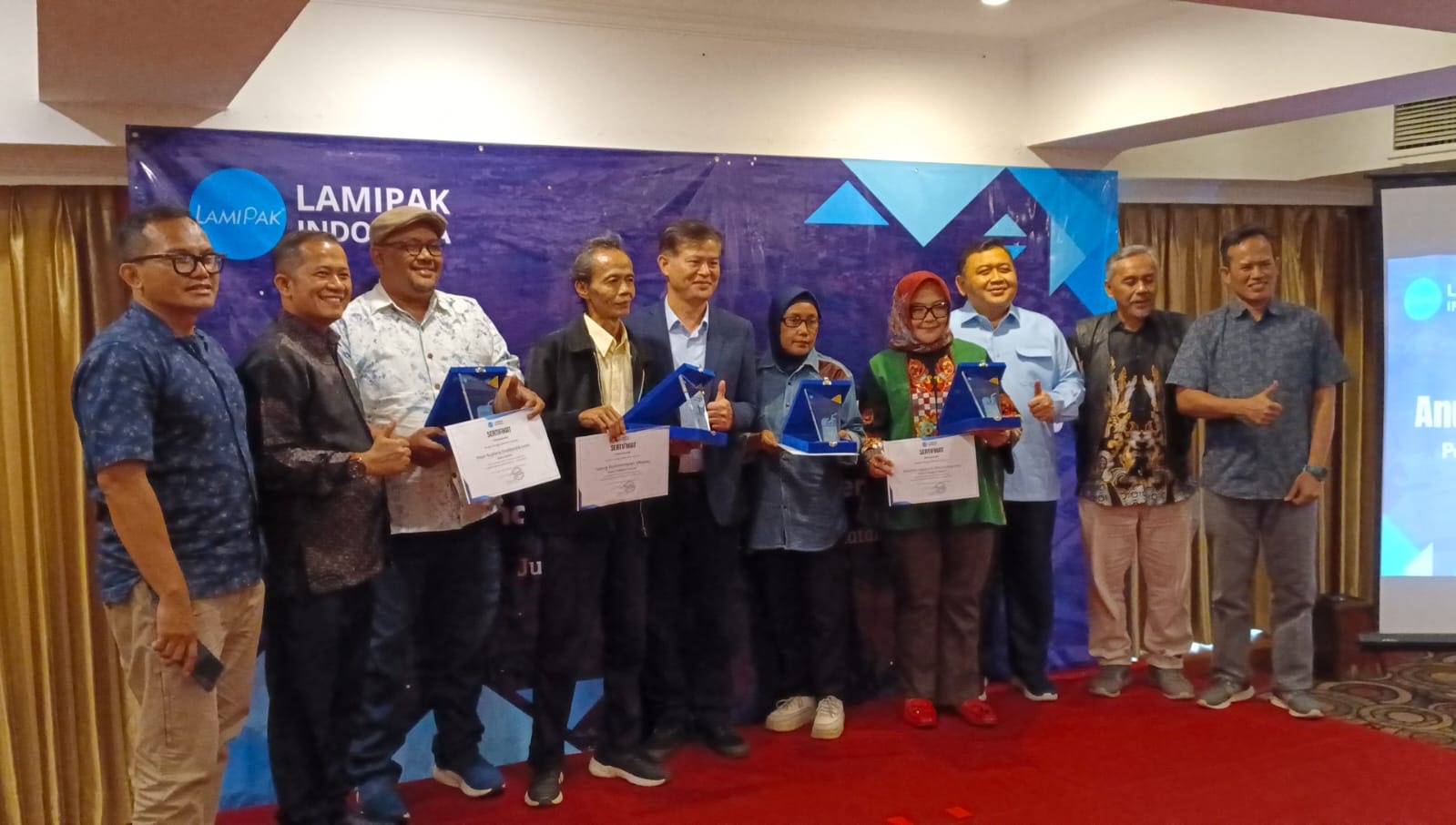 Para pemenang Anugerah Jurnalistik Lamipak 2026 berfoto bersama dengan Direksi PT Lami Packaging Indonesia dan dewan juri. (Foto : Vita Kartono/ Warta Lentera 