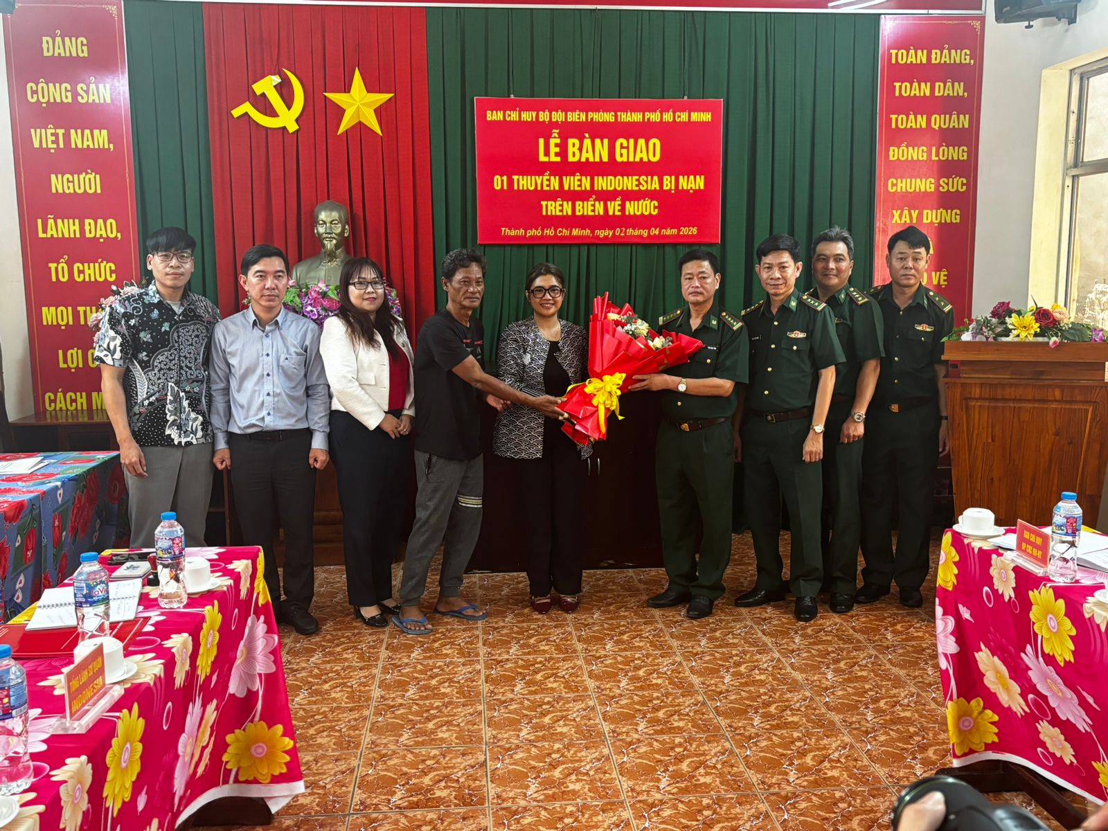ABK Indonesia dengan perwakilan pemerintah Vietnam dan Indonesia, berfoto bersama. (Foto : Vita Kartono/ Warta Lentera)