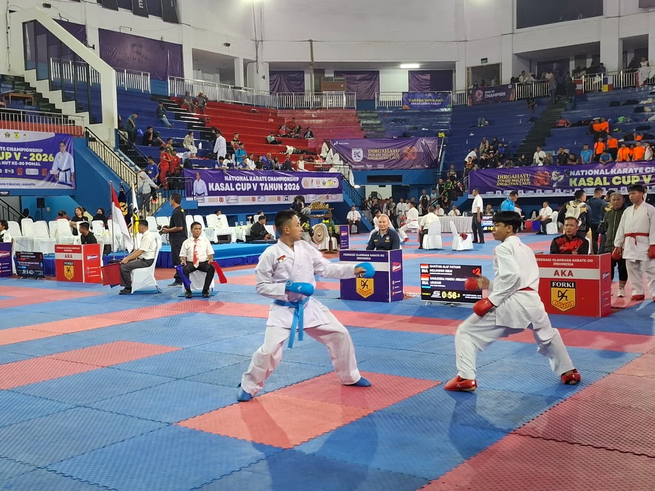 Atlet karate asal SMAN Taruna Nala Jawa Timur (biru), Samudera Pandu Abisantha melawan atlet asal Wankae Karate Club (merah) Ghatfan Fathan Muliawan tengah bertanding di babak perempat final National Karate Championship KASAL CUP 5 Tahun 2026 kelas Junior