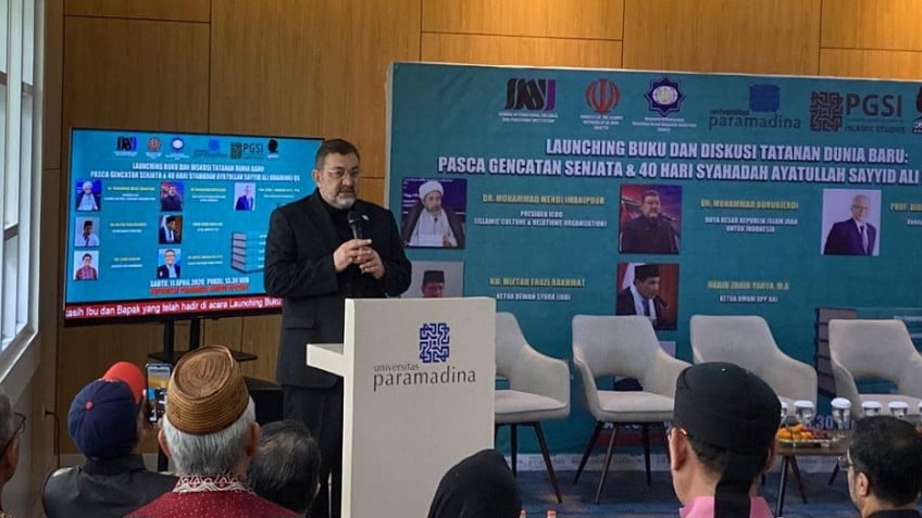 Duta Besar atau Dubes Iran untuk Indonesia, Mohammad Boroujerdi, menyatakan kemenangan perang atas agresi AS-Israel dalam peluncuran buku peringatan mendiang Pemimpin Tertinggi Ayatollah Ali Khamenei di Universitas Paramadina, Jakarta, Sabtu (11/4/2026). 