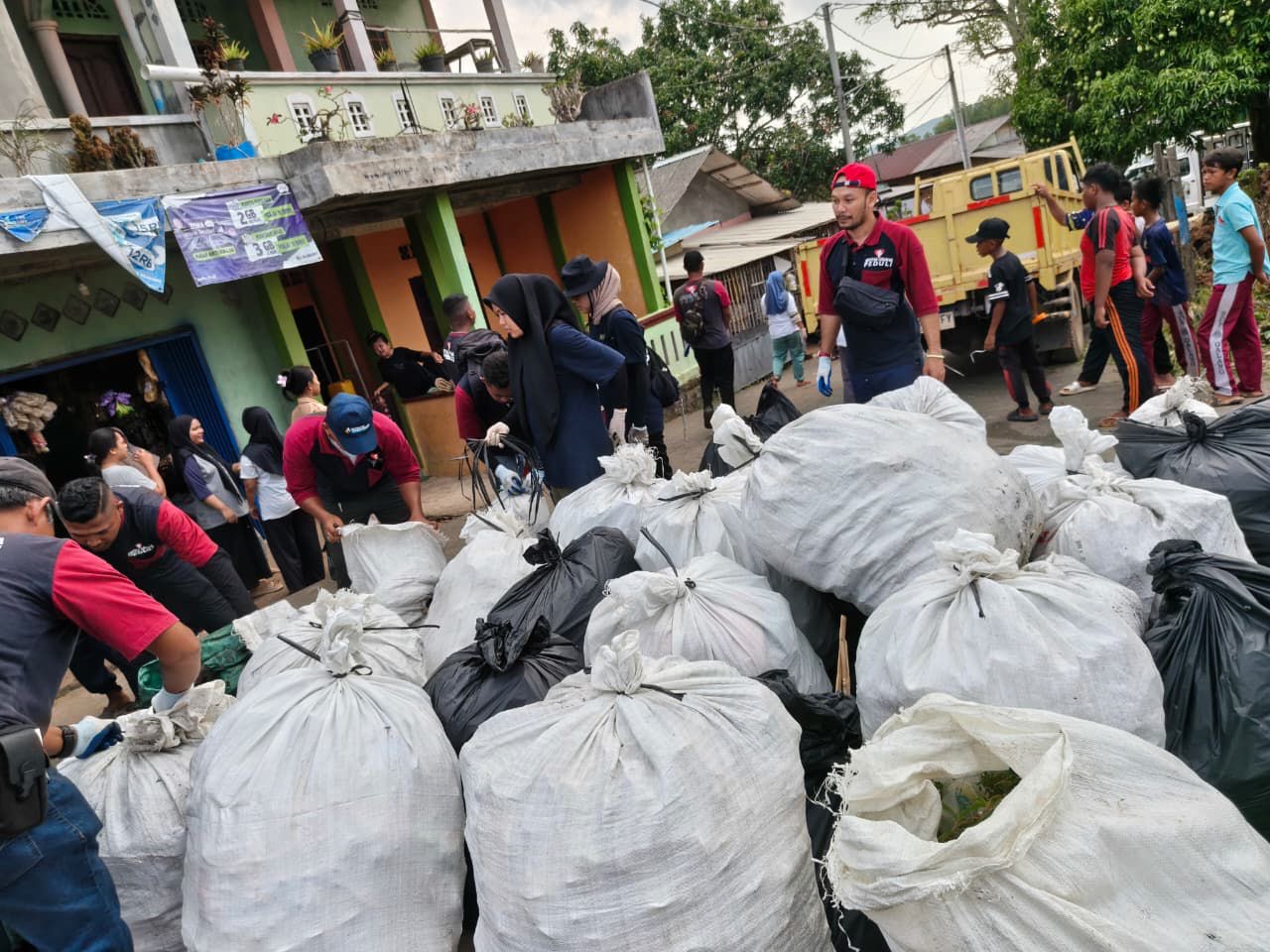 Peringatan Hari Bumi 2026 di Rempang ditandai dengan bersih-bersih bersama PT Makmur Elok Graha (MEG) bersama Pemerintah Kota Batam, BP Batam, dan masyarakat sekitar. (Foto : Vita Kartono/ Warta Lentera) 