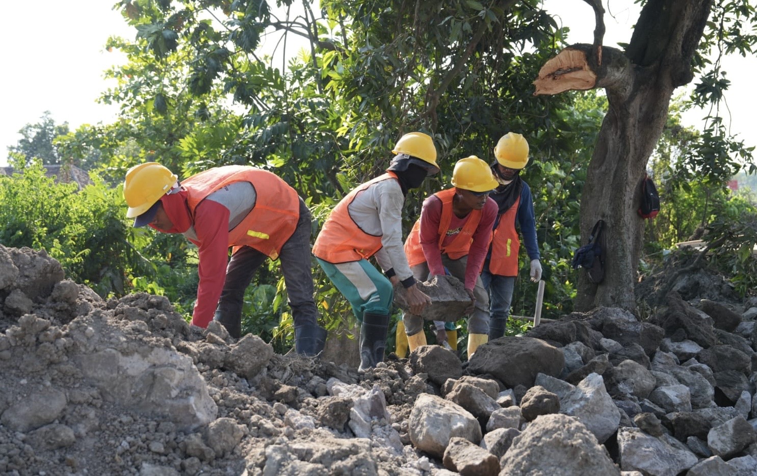 Para pekerja tengah mengerjakan proyek pembangunan fasilitas umum milik Pemerintah. (Foto : Vita Kartono/ Warta Lentera) 