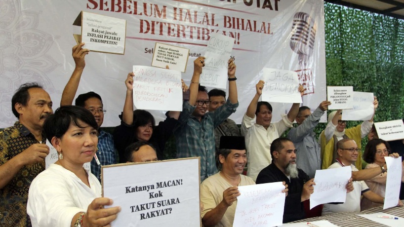 Aktivis Komunitas Ciputat yang terdiri dari gabungan akademisi, aktivis, dan warga sipil saat berkumpul di acara Halal Bihalal di Jakarta, Kamis (16/4/2026). Mereka menyerukan penghentian segala bentuk intimidasi terhadap kritik dan kebebasan berpendapat.