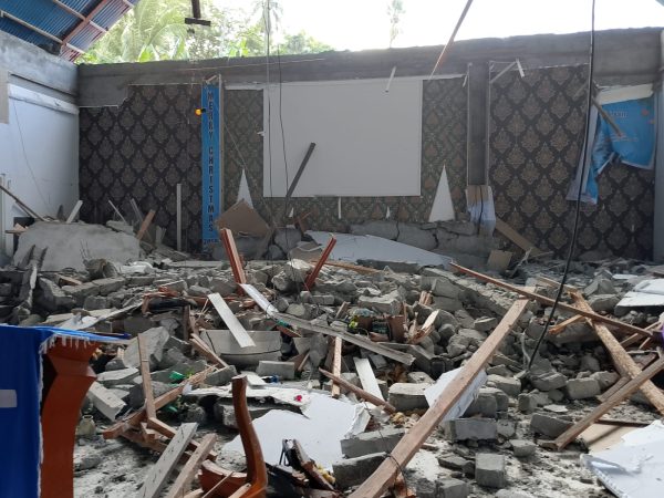 Sebuah gereja di Pulau Batang, Ternate, rusak parah akibat gempa. (Istimewa)