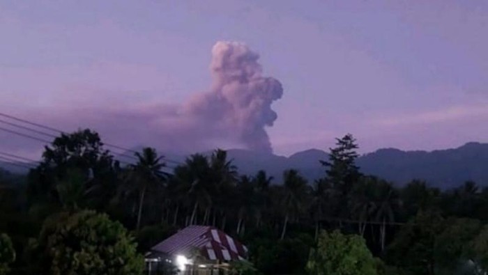 Gunung Dukono di Halmahera Utara, Maluku Utara kembali erupsi, Senin (20/4/2026). (Badan Geologi)
