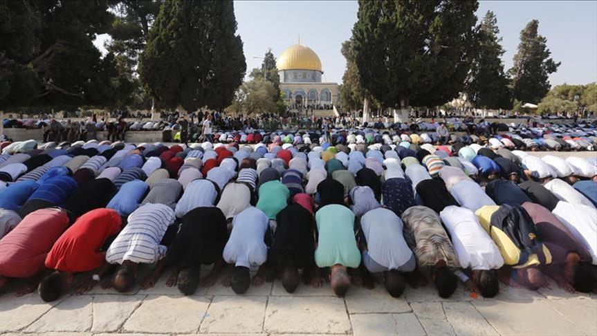 Warga muslim Palestina terpaksa salat Jumat di jalanan setelah Masjid Al Aqsa ditutup sejak Febuari 2026. (dok Warta Lentera) 