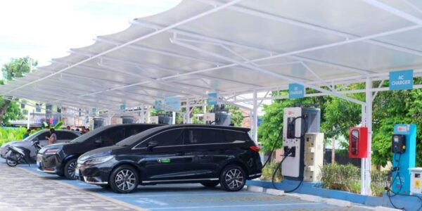 Ilustrasi mobil listrik tengah diisi aliran listrik di SPKLU (Stasiun Pengisian Kendaraan Listrik Umum). (dok Warta Lentera)