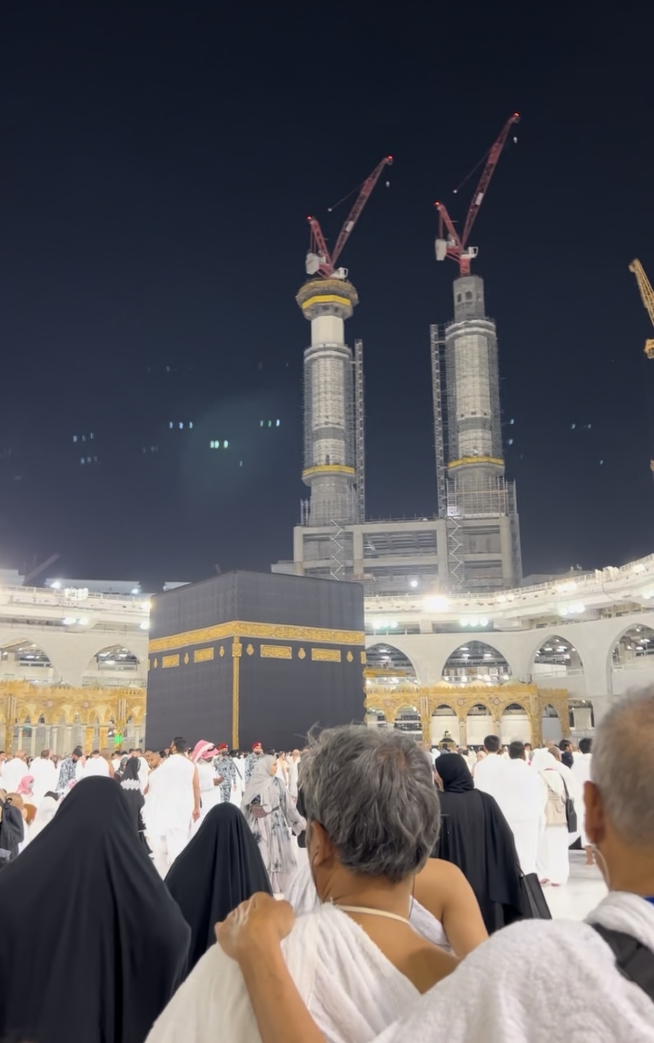 Ilustrasi tawaf. Para jemaah asal Indonesia tengah melakukan tawaf, ibadah Umrah memutari Kabah. (Foto : Vita Kartono/ Warta Lentera)