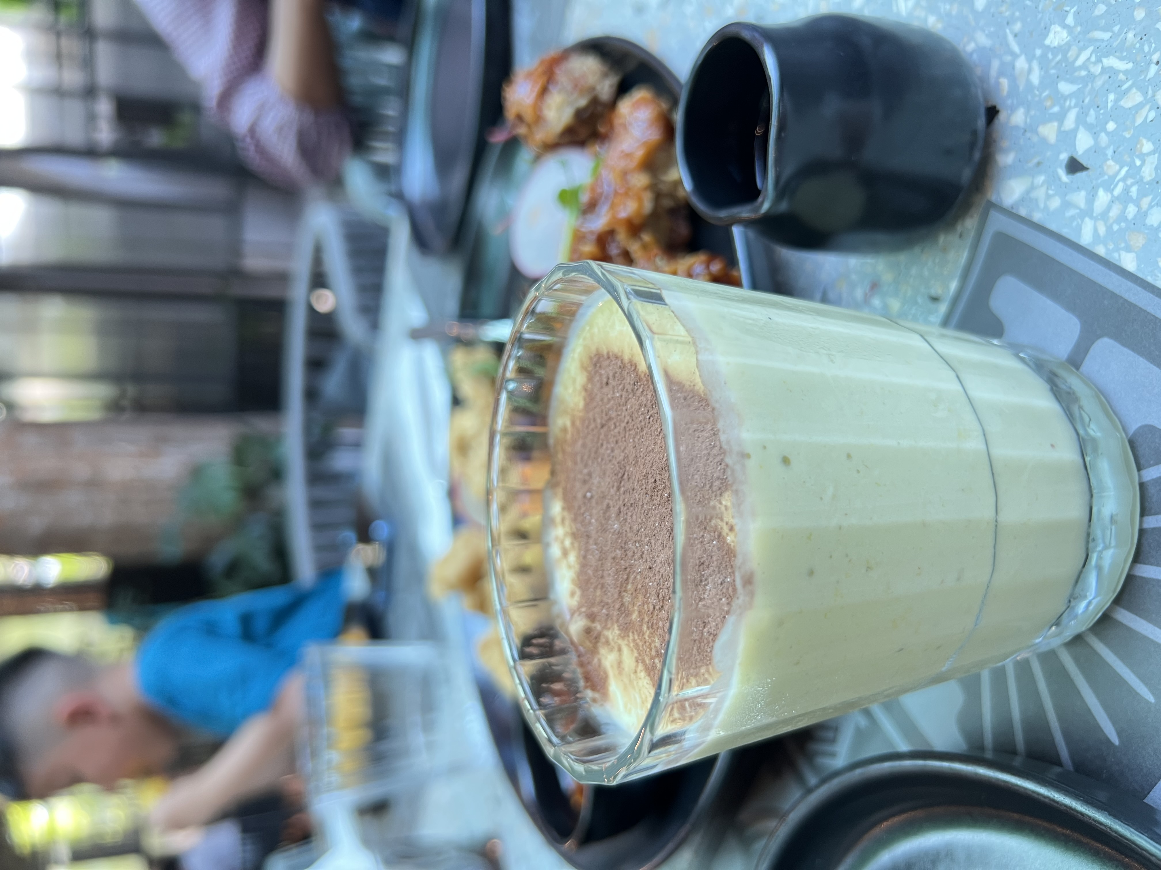 Kopi Alpukat merupakan paduan segelas alpukat dengan susu dan espresso. (Foto : Vita Kartono/ Warta Lentera)