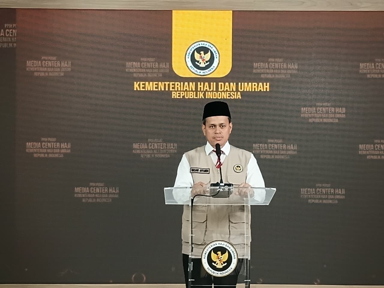 Kepala Biro Humas Kemenhaj, Moh. Hasan Afandi memberikan keterangan terkait insiden kecelakaan bus jemaah haji Indonesia di Madinah. (Dok Kementerian Haji dan Umrah)