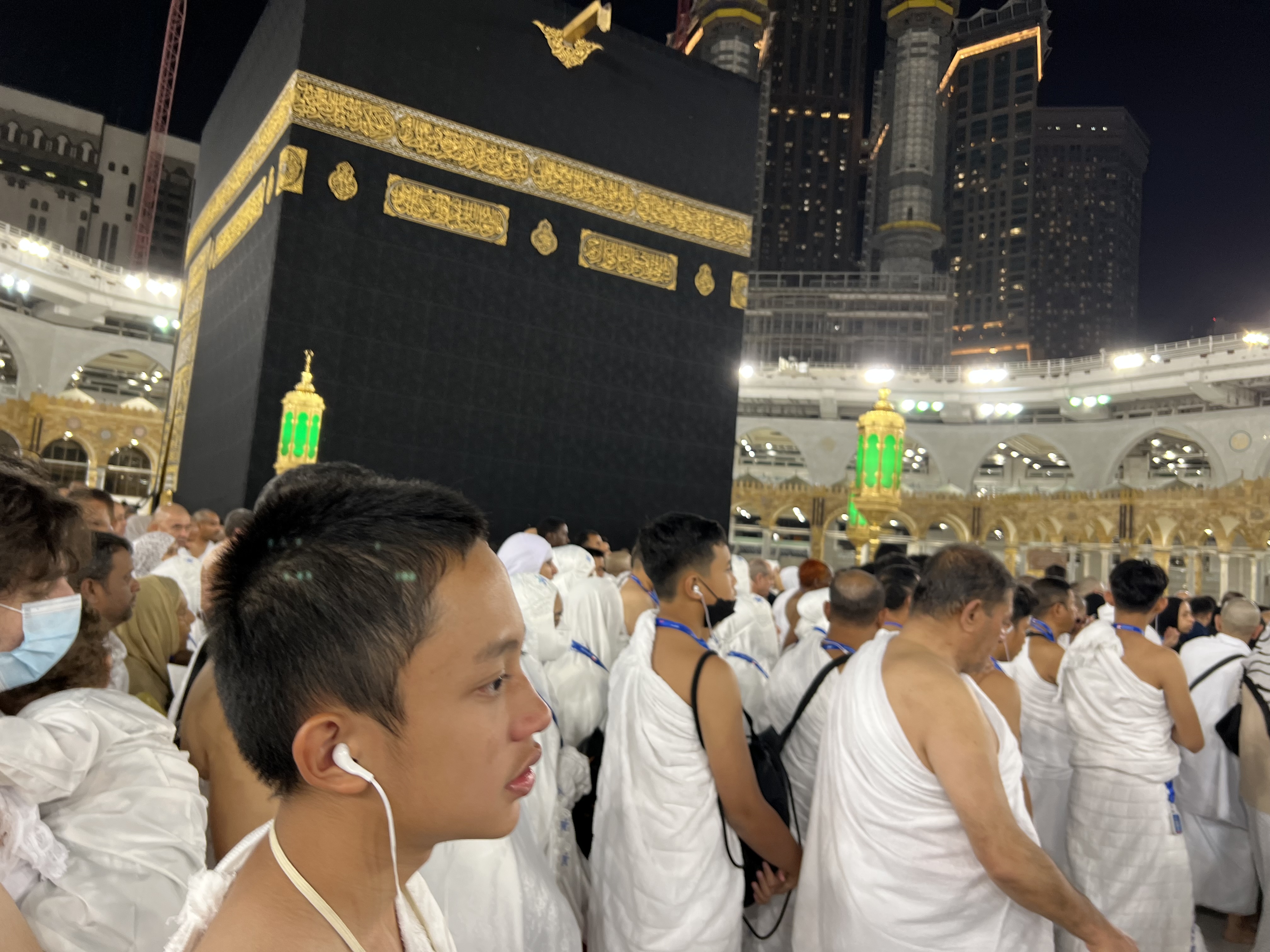 Tampak jemaah Umrah tengah melakukan tawaf memutari Kabah. (Foto : Vita Kartono/ Warta Lentera)