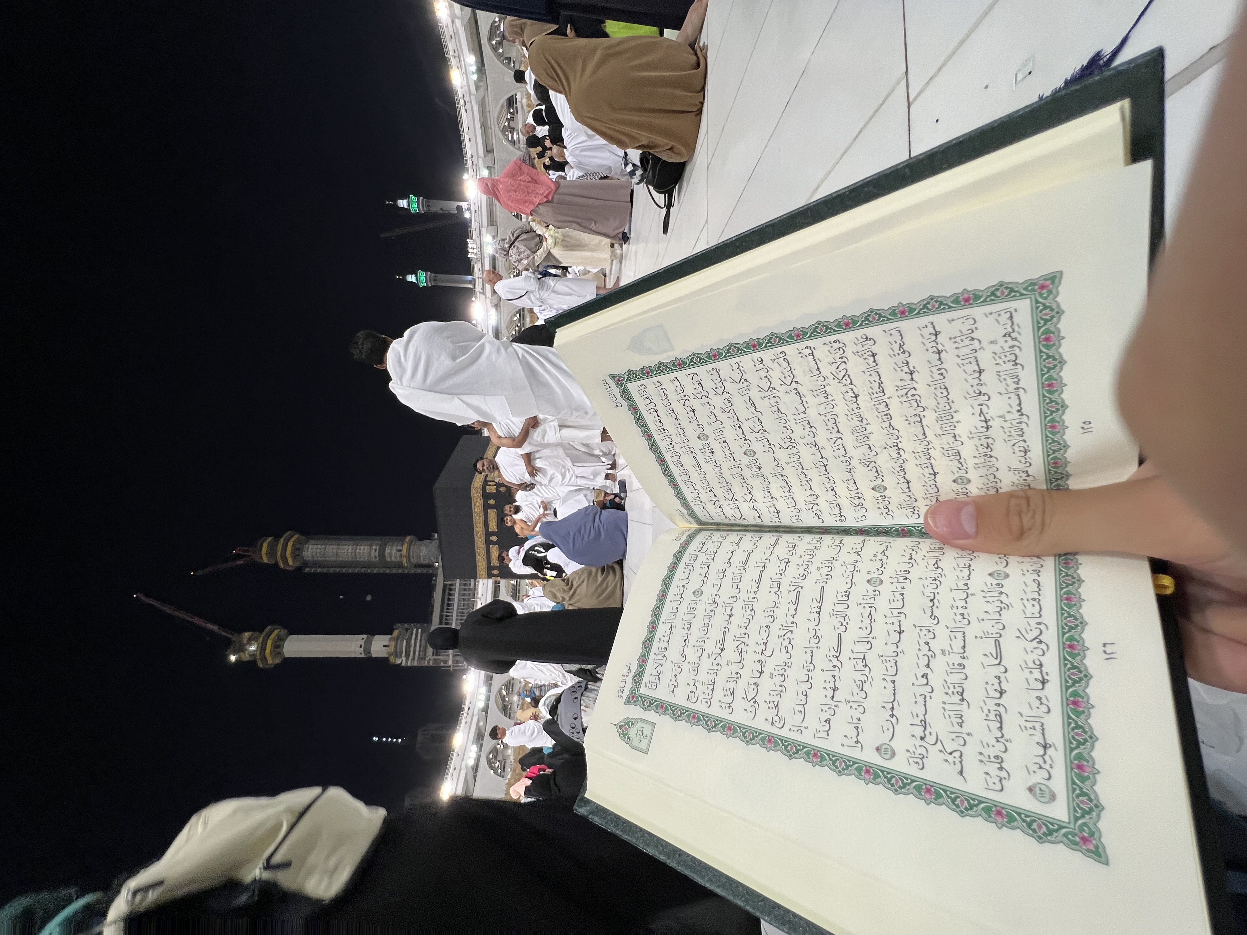 Pelataran Masjidil Harram, tampak jamaah sedang membaca Al Quran di depan Kabah. (Foto : Vita Kartono/ Warta Lentera) 