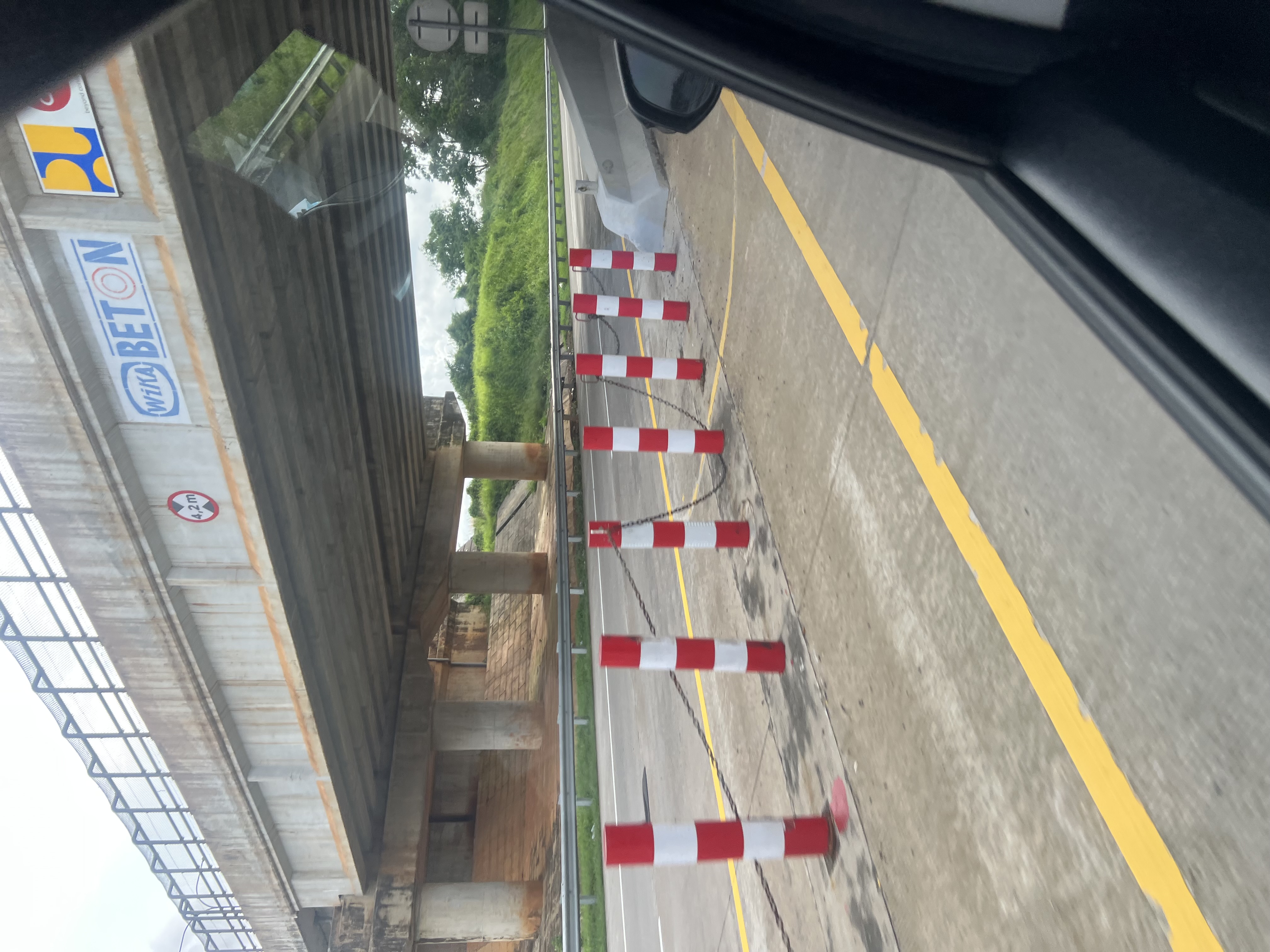 Suasana salah satu ruas jalan tol Trans Jawa yang tidak seramai musim mudik kemarin. (Foto : Vita Kartono/ Warta Lentera)