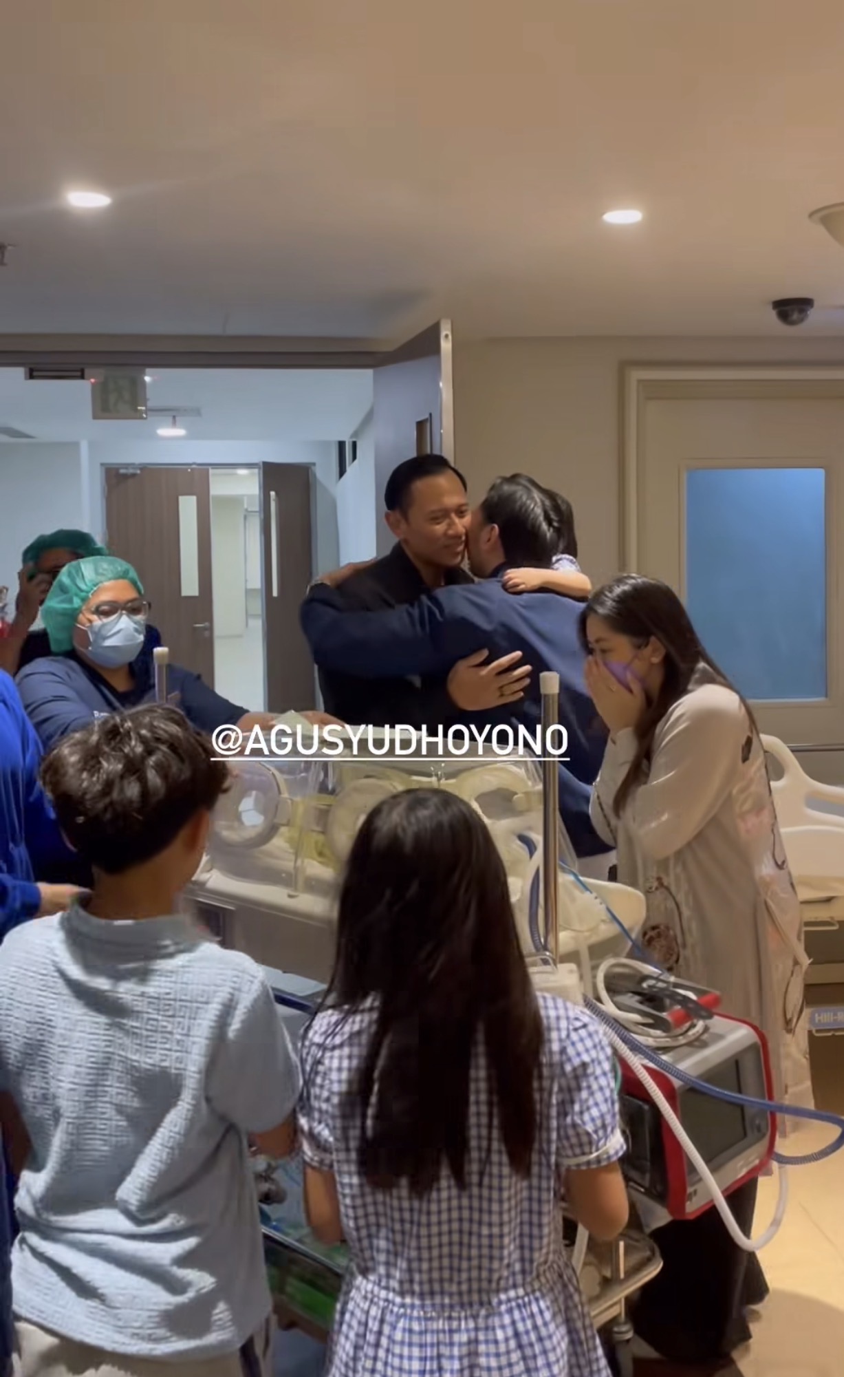 AHY menyambut pelukan adiknya Ibas Yudhoyono bersama keluarganya ketika memperlihatkan bayi kedua mereka, AHY Jr. (Tangkapan layar Instagram @agusyudhoyono)