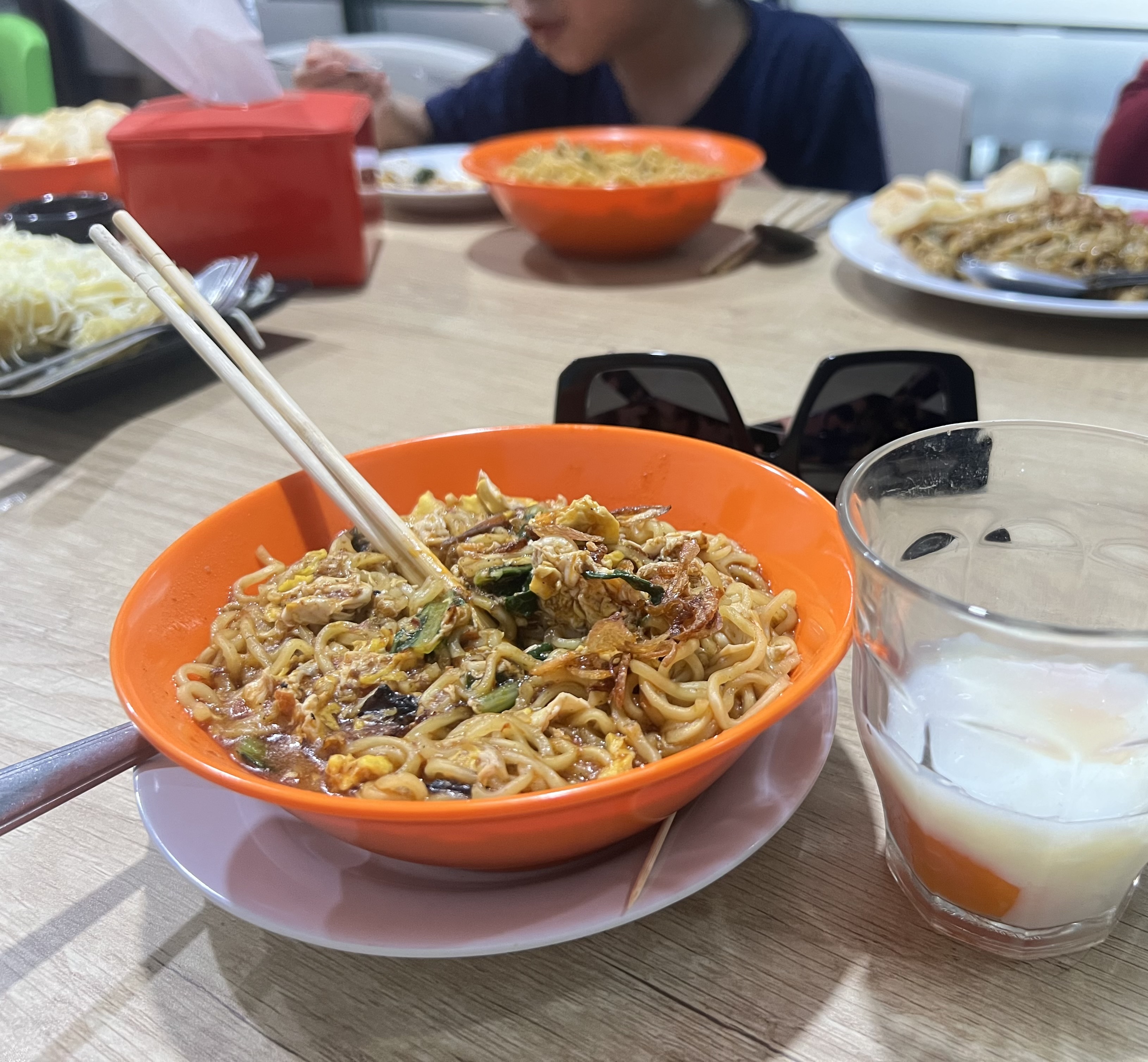 Mi Bangladesh yang memiliki rasa bold unik, kaya rempah, dan disajikan dengan telur ayam kampung setengah matang. (Foto : Vita Kartono/ Warta Lentera) 