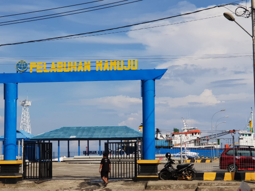 Tampak aktivitas di Pelabuhan Kelas III Mamuju, Sulawesi Barat. (dok Warta Lentera) 