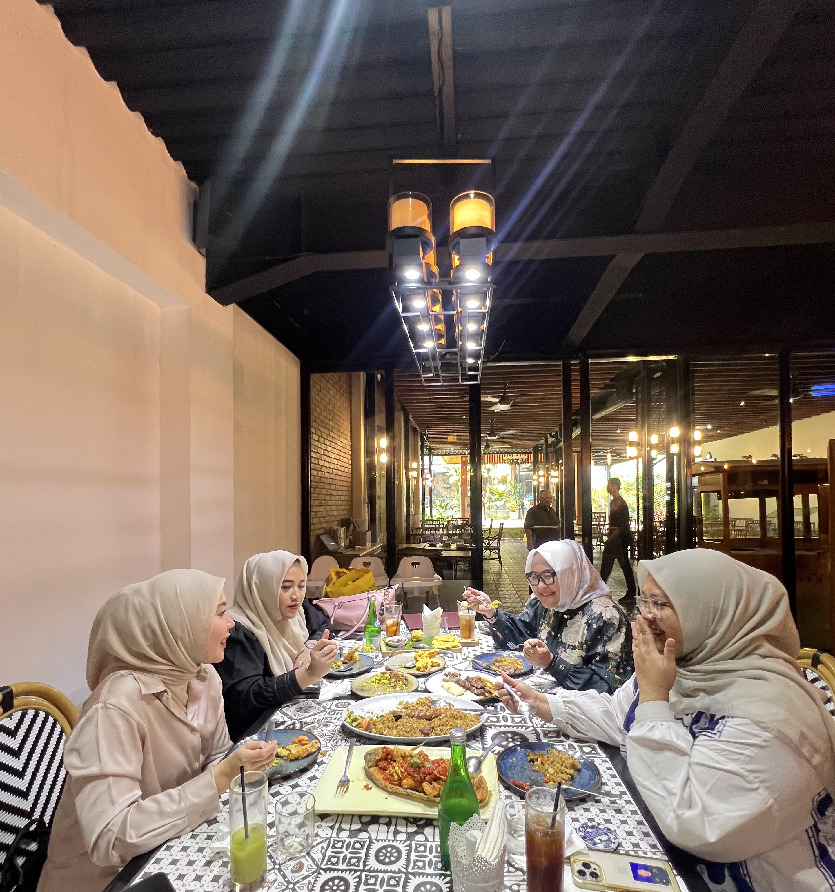 Ilustrasi, kumpul-kumpul bersama sahabat atau keluarga di kafe atau restoran sesekali ternyata bisa bikin badan lebih sehat. (Foto : Vita Kartono/ Warta Lentera) 