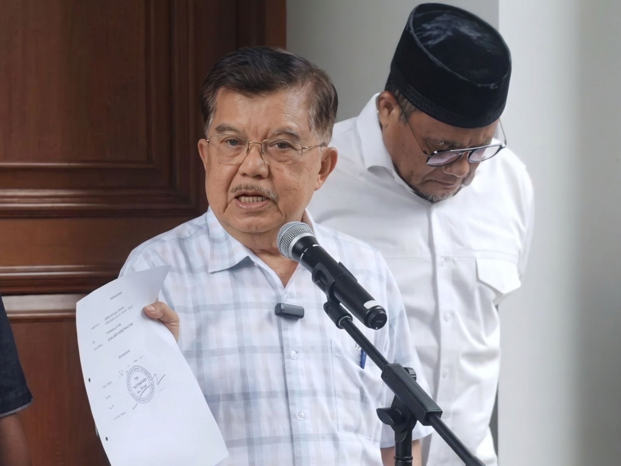 Wakil Presiden RI ke-10 dan ke-12 Jusuf Kalla, saat menggelar jumpa pers terkait tudingan terlibat dalam kasus ijazah palsu Jokowi, Minggu (5/4/2026). (Istimewa)