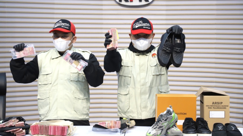 KPK memperlihatkan barang bukti berupa sepatu mewah dalam operasi tangkap tangan (OTT) terhadap Bupati Tulungagung GSW dalam konferensi pers di Gedung KPK, Sabtu (11/4/2026) malam. Saat ini GSW dan ajudannya sudah resmi ditetapkan sebagai tersangka dalam 