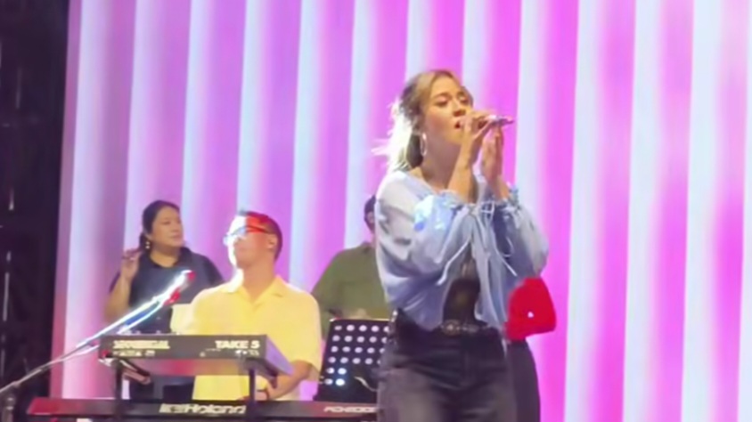 Penyanyi Raisa membawakan beberapa lagu dalam acara closing Alseace 2026 di Uptown Park, Summarecon Serpong, Sabtu (25/4/2026) malam. (Foto: Inge Mangkoe/Warta Lentera)