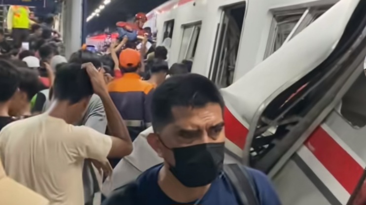 Sebagian badan KRL yang tertabrak KA Argo Bromo Anggrek tadi malam (27/4/2026). (Foto: tangkapan layar Instagram)