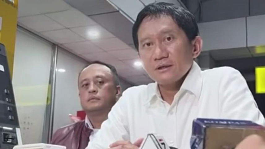 Direktur Utama PT KAI, Bobby Rasyidin, saat memberikan keterangan kepada wartawan di Stasiun Bekasi Timur, Kota Bekasi, Jawa Barat, Selasa (28/4/2026). (Foto: tangkapan kayar Instagram)