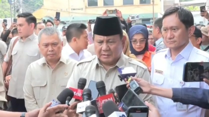 Presiden Prabowo Subianto memberikan keterangan kepada wartawan saat menjenguk korban kecelakaan kereta di RSUD Bekasi, Kota Bekasi, Jawa Barat, Selasa (28/4/2026). (Foto: Warta Lentera)