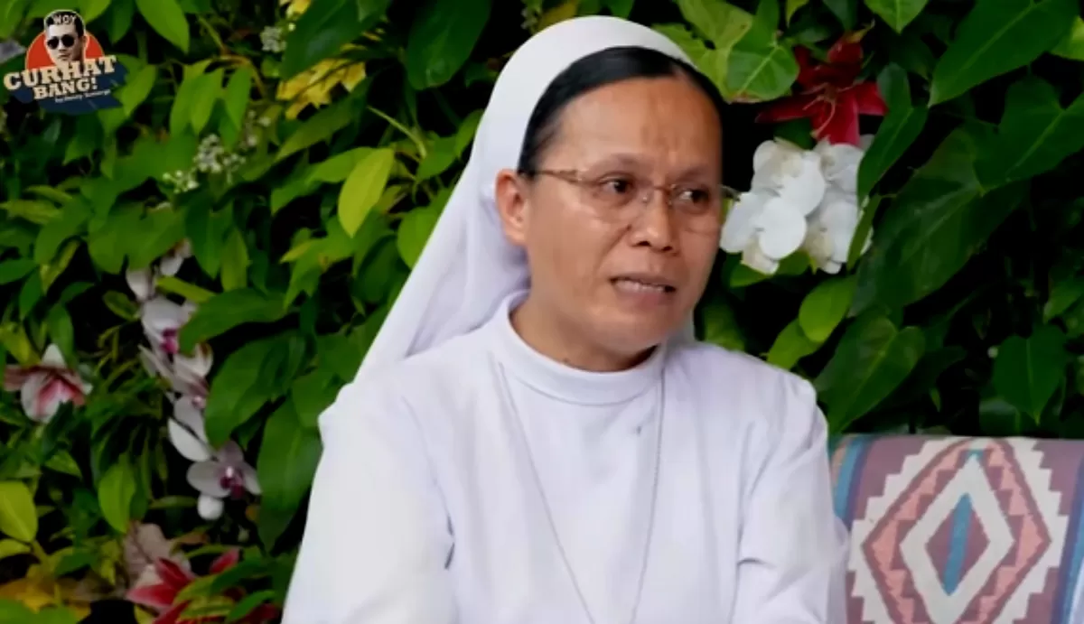 Bendahara Credit Union Paroki Aek Nabara Suster Natalia saat menjadi bintang tamu di Podcast Denny Sumargo. (screenshot podcast Denny Sumargo)