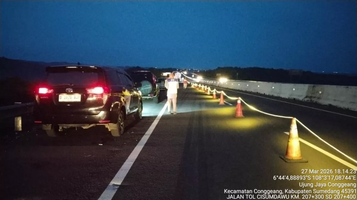 Pemberlakuan contraflow di Tol Cisumdawu. (dok.kementerian PU)