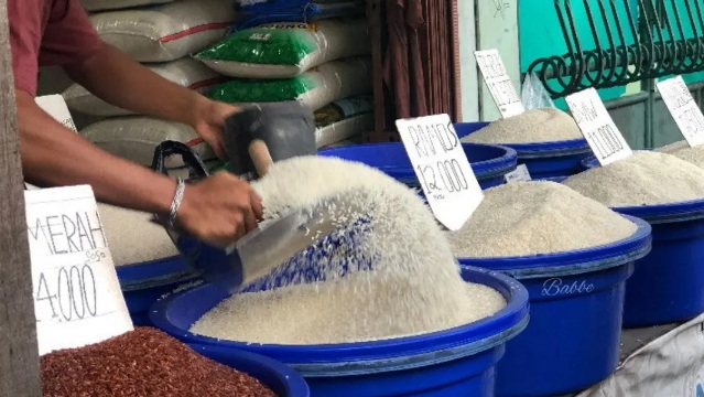 Ilustrasi penjual beras. Menurut Menteri Pertanian Amran Sulaiman, stok pangan Indonesia, termasuk beras, masih sangat aman hingga 11 bulan ke depan. (Foto: dok. Warta Lentera)