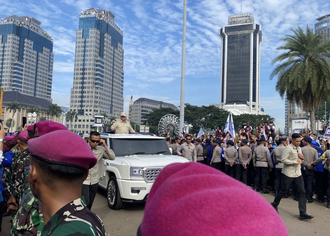 Presiden RI Prabowo Subianto menyapa ribuan massa yang memadati kawasan Monas Jakarta Pusat di Hari Buruh Internasional 2026. Presiden menggunakan kendaraan dinasnya yakni Pindad MV3 Garuda Limousine. (Foto : Vita Kartono/ Warta Lentera)