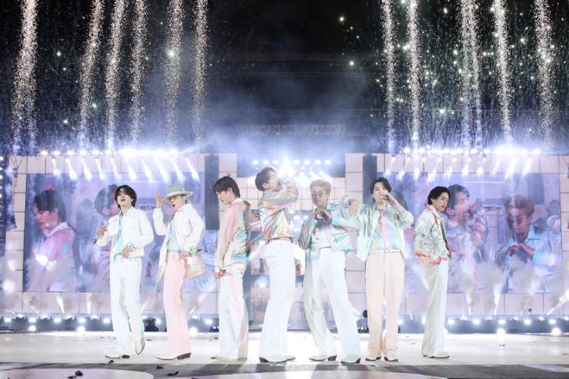 BTS dipastikan akan mengisi halftime show di Piala Dunia 2026 nanti. (dok.Variety)