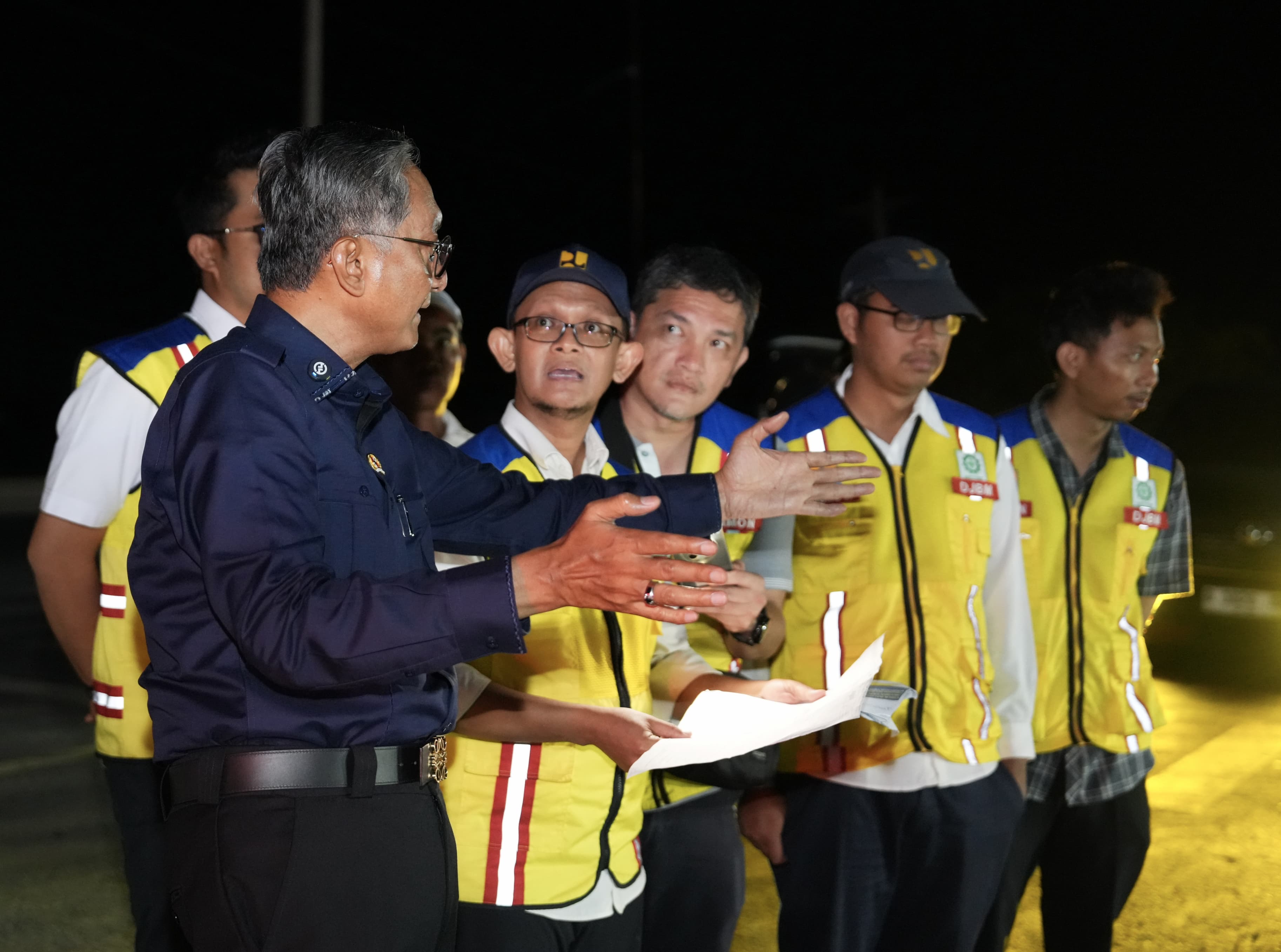 Menteri Pekerjaan Umum (PU) Dody Hanggodo memberikan arahan di proyek Jembatan Bailey di desa Wlahar, Brebes, Jawa Tengah. (dok Warta Lentera)