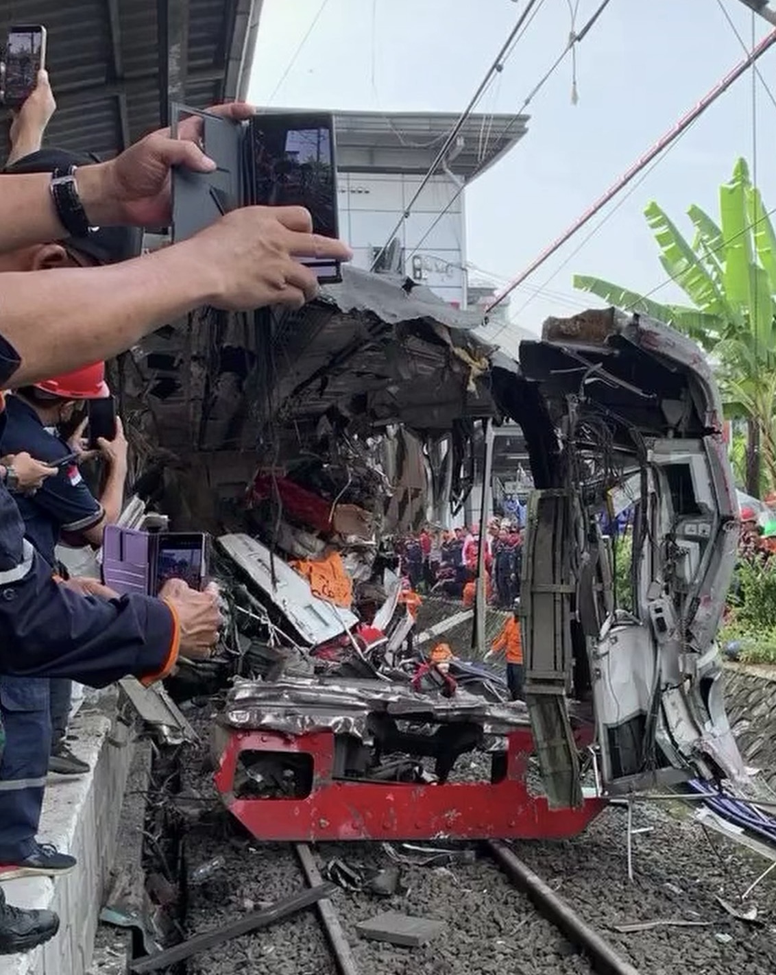 Kerusakan akibat KA Argo Bromo Anggrek yang menyeruduk menabrak gerbong belakang KRL. Akibat tabrakan itu menyisakan lubang besar dan pecahnya gerbong KRL. (Tangkapan Layar Instagram @viralsoc)