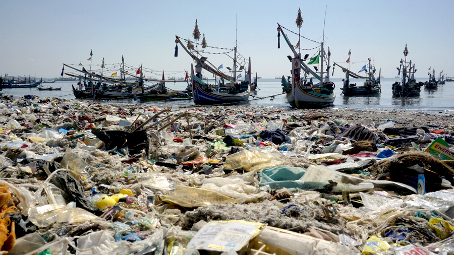 Ilustrasi sampah laut memenuhi perairan di depan beberapa kapal yang tengah merapat di pelabuhan. (dok Warta Lentera) 