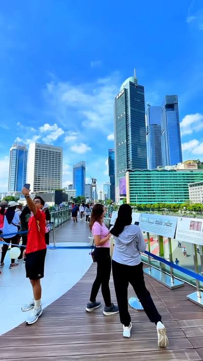 Ilustrasi orang berfoto di depan Bundaran HI saat Car Free Day (CFD). (dok Warta Lentera) 