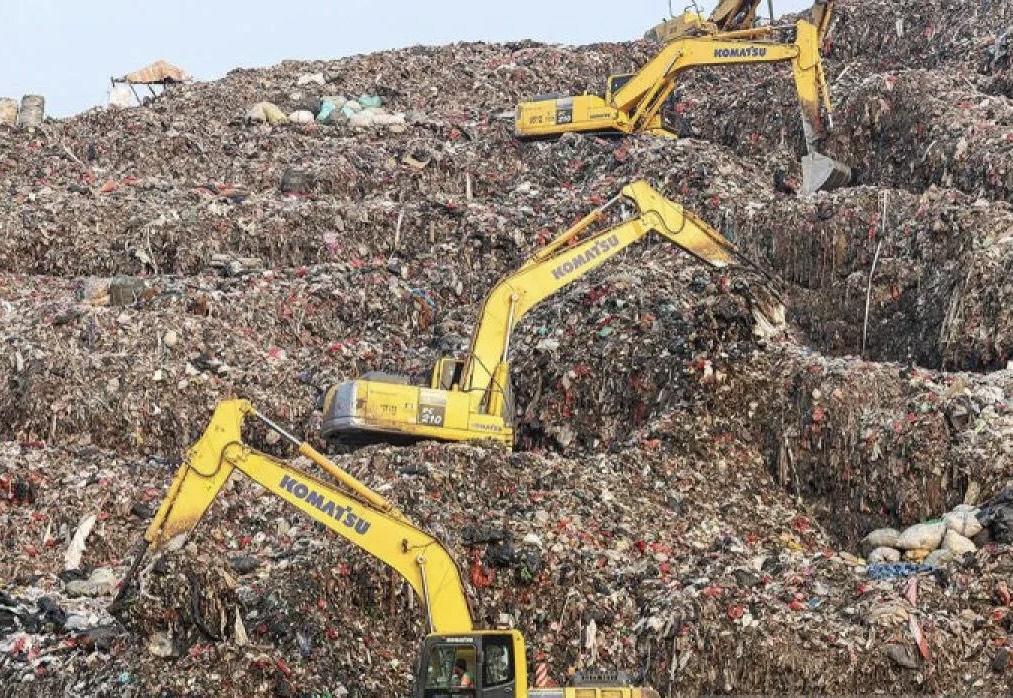 Ilustrasi gunungan sampah di TPST Bantargebang. (dok Warta Lentera)