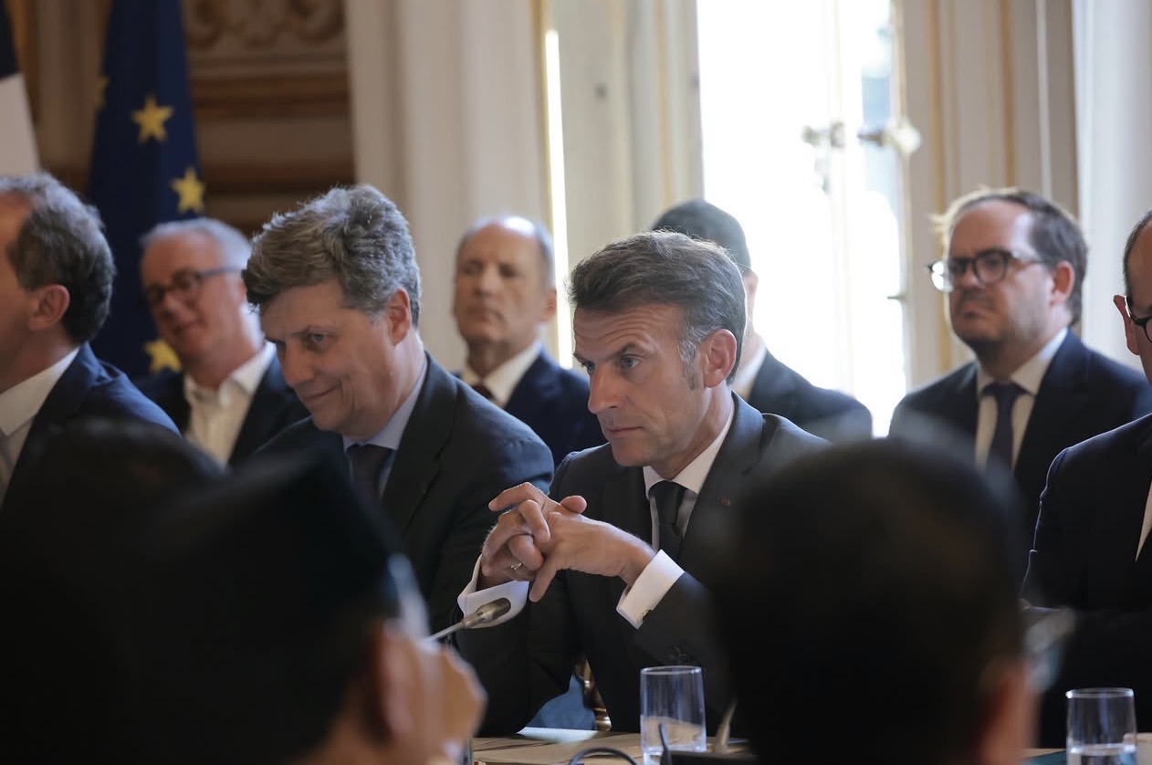 Presiden Prancis Emmanuel Macron serius mendengarkan penjelasan dari Presiden RI Prabowo Subianto dalam rapat di Istana Elysee, Paris, Prancis. (Tangkapan layar Instagram @kemensetneg.ri) 