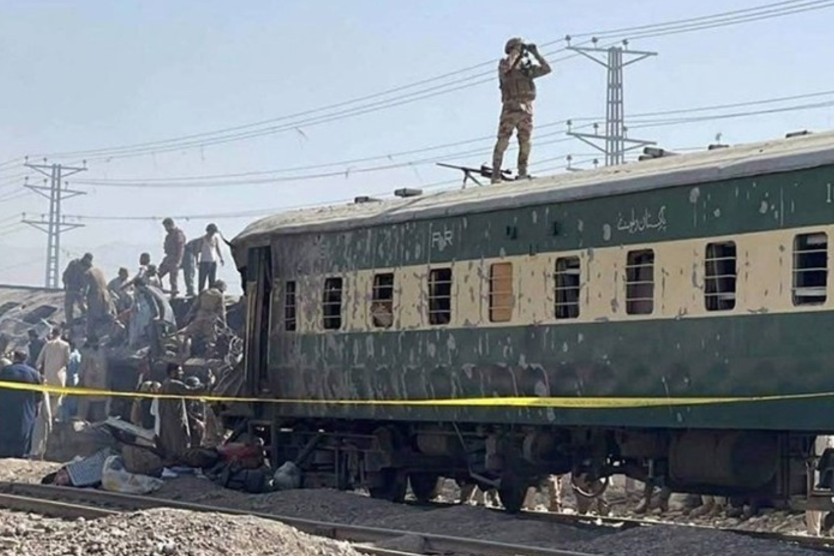 Kereta api dibom di Pakistan, Minggu (24/5/2026). (Tasnim)