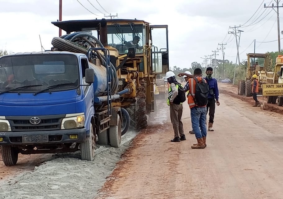 Tampak pekerja tengah mengerjakan pembangunan jalan sebagai aksesibilitas wilayah di Daerah Otonom Baru (DOB) Papua. (Foto : Vita Kartono/ Warta Lentera)