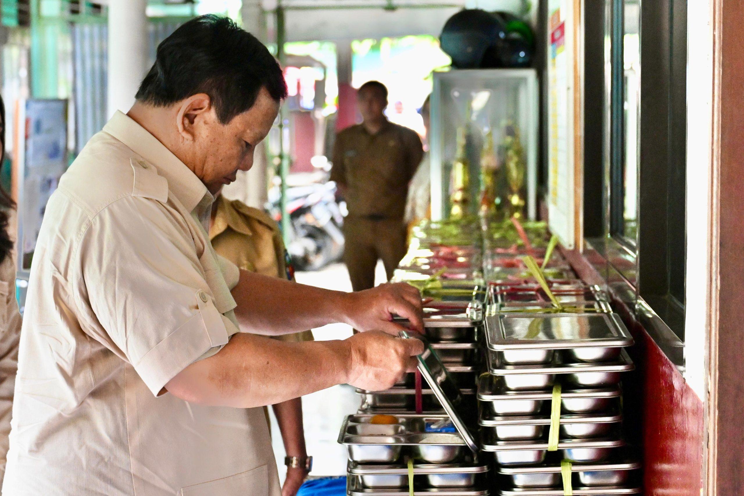 Presiden Prabowo Subianto memeriksa kualitas makanan yang dikemas di piring makan MBG. (dok @kemensetneg.ri)