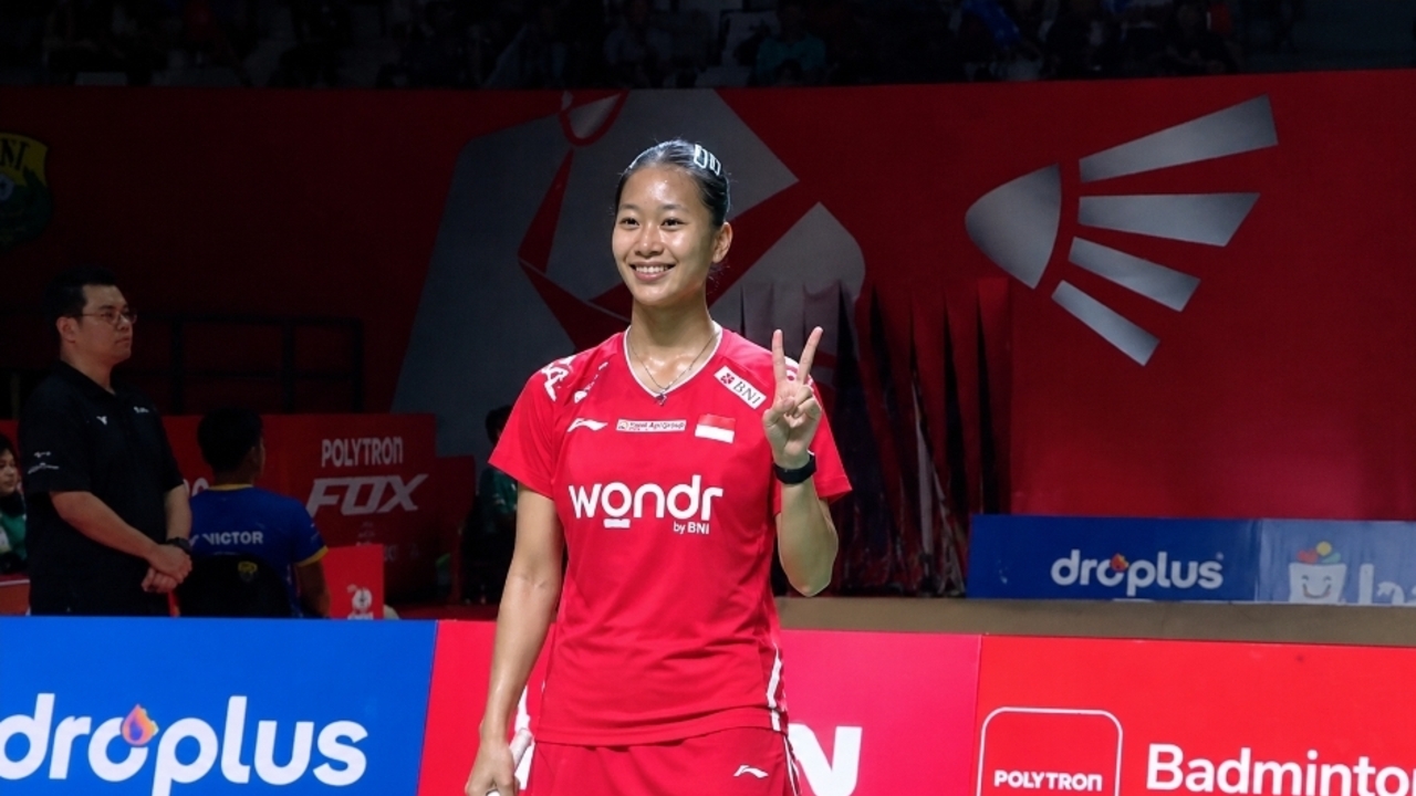 Putri Kusuma Wardani tersenyum lega setelah dipastikan lolos ke perempat final Polytron Indonesia Open 2026. (dok PBSI) 