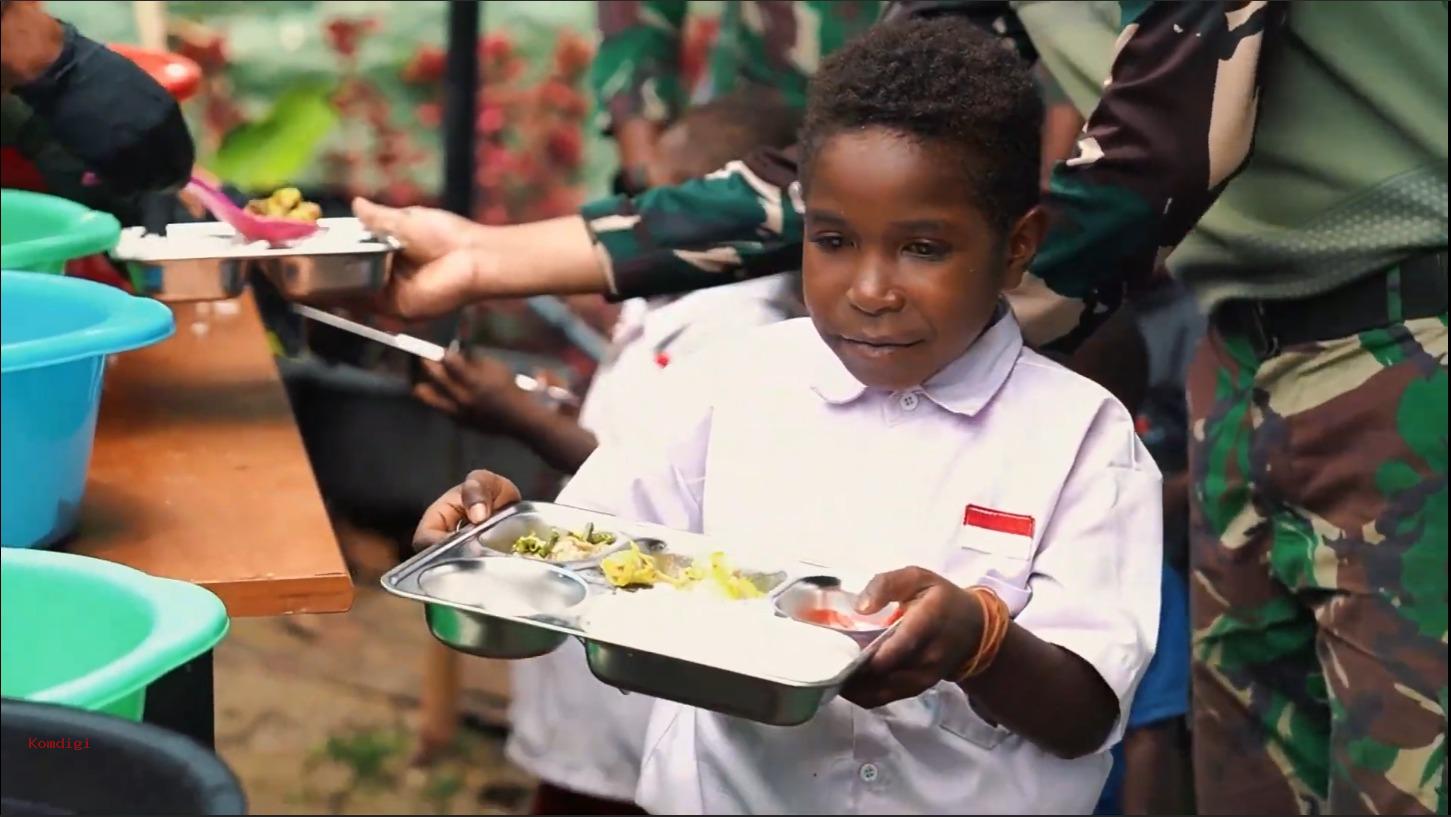 Ilustrasi siswa sekolah membawa piring jatah Makan Bergizi Gratis (MBG) miliknya. (dok Warta Lentera) 