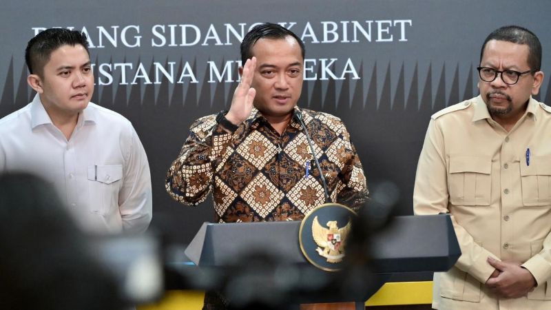 Menteri Sekretaris Negara Prasetyo Hadi didampingi Sekretaris Kabinet Teddy Indra Wijaya dan Kepala Badan Komunikasi Pemerintah (Bakom) RI Muhammad Qodari, saat menyampaikan perombakan pimpinan BGN di Istana Kepresidenan, Jakarta, Selasa (2/6/2026). (Foto