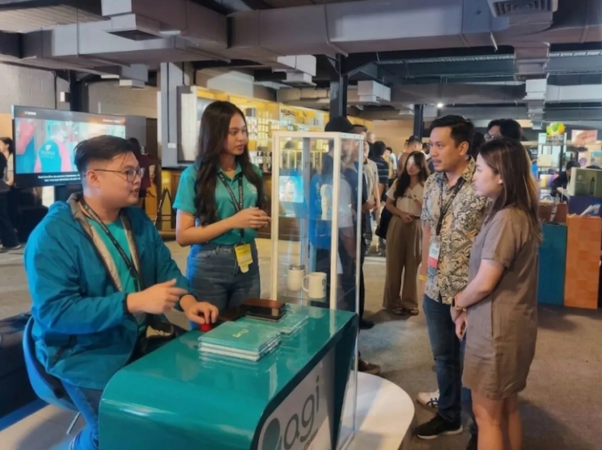Karyawan Bank Artha Graha Indonesia memberikan keterangan peluang bisnis yang lebih luas, solusi finansial tepat guna ke pengunjung Creative Paper Experience 2026. (Foto : Vita Kartono/Warta Lentera)
