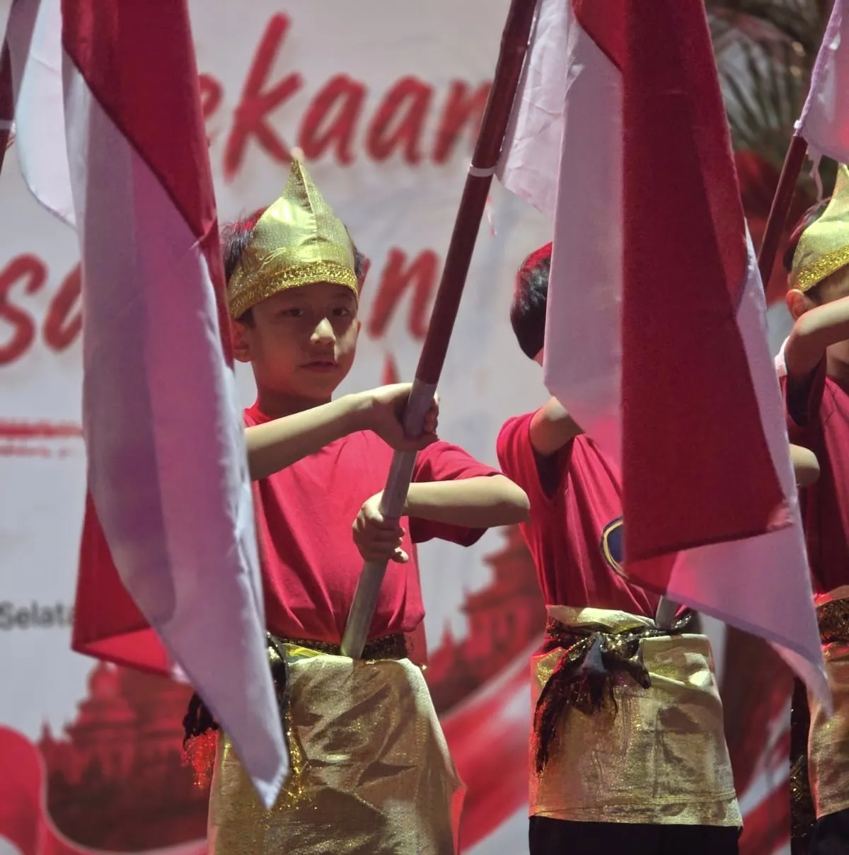 Seorang anak menyanyikan lagu Indonesia Raya sambil memegang bendera merah putih. (Foto : Vita Kartono/Warta Lentera)
